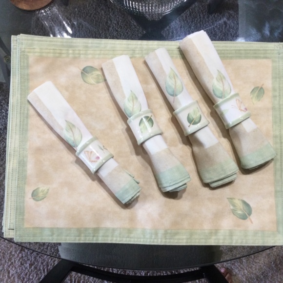 Vintage Elegant Design Hand Painted Ceramic Napkin Rings, Set of 4 - Picture 9 of 10